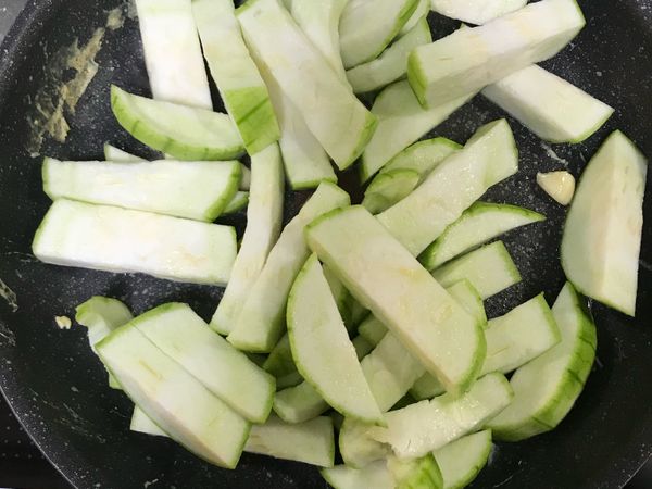 加入絲瓜後拌炒