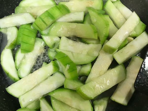 將絲瓜拌炒至透明狀後