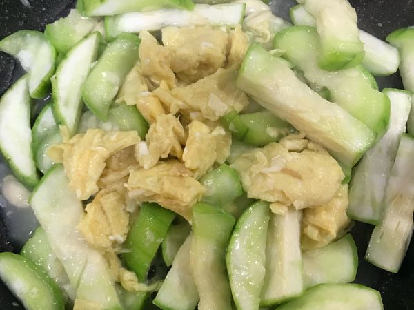 加入剛炒好的蛋一起拌炒