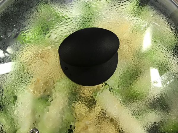 蓋鍋小火悶煮5-6分鐘
喜歡吃軟爛的口感可以悶久一點