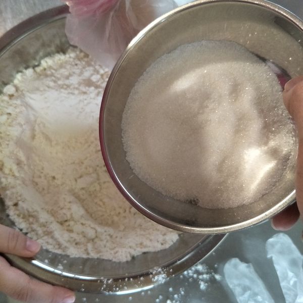 將低筋麵粉、糖粉先混拌均勻