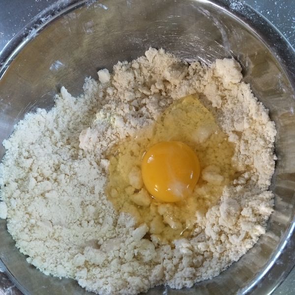 加入全蛋後攪拌使麵糰成型