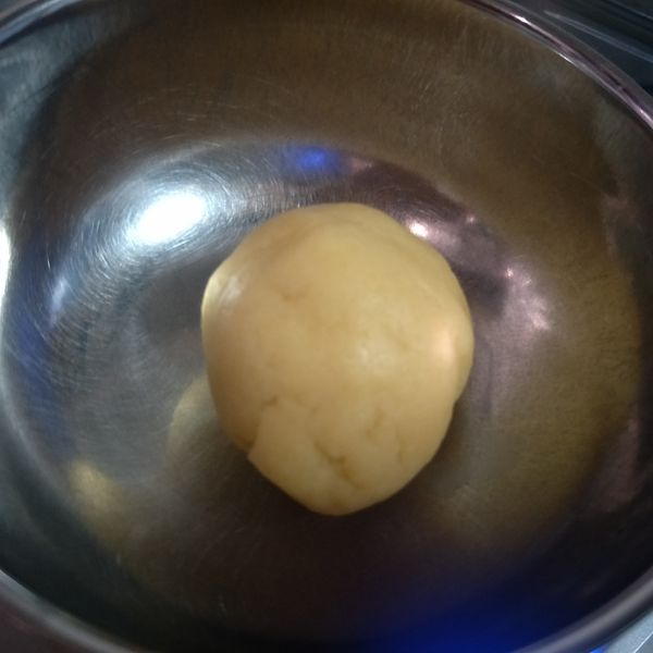 再將麵糰平均分成每份40g左右搓圓擀平約手掌大小後