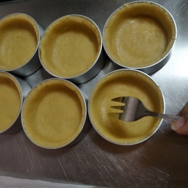 於塔底內搓洞後再放入冷藏約30分鐘