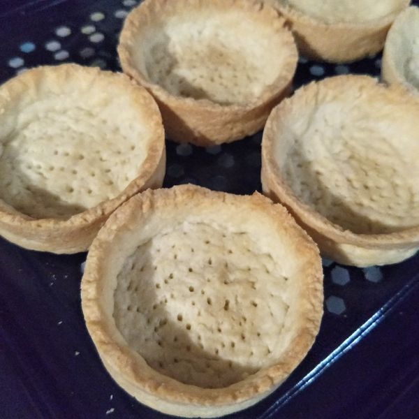 將烘焙石至烘焙紙移除後
再以同樣170度的火溫烘烤10分鐘就完成塔皮
記得先脫模放涼