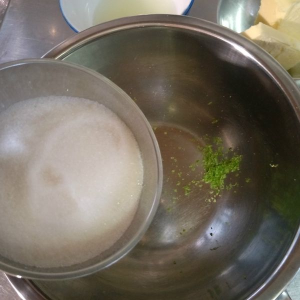 將檸檬皮與砂糖以帶手套的放式稍稍的搓揉一下