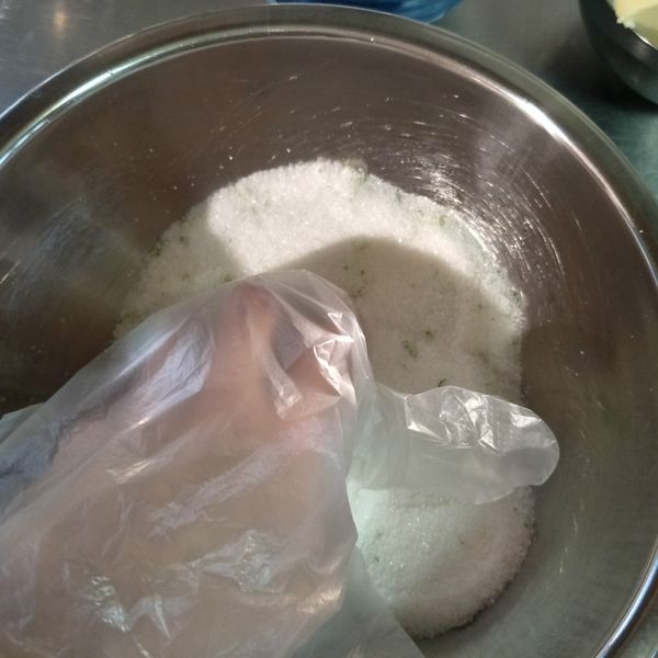 這動作是為了讓檸檬的香氣更佳足夠哦!