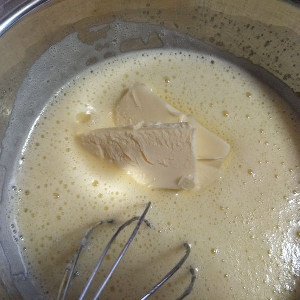 這時一樣持續攪拌稍為降溫後就可以把無鹽奶油放入