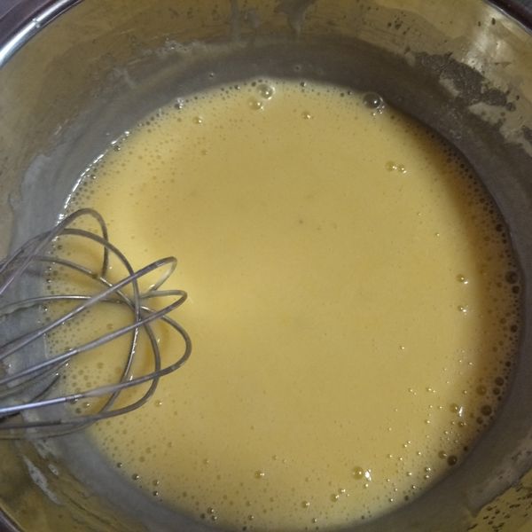 攪拌至看不到奶油後做過篩就完成內餡