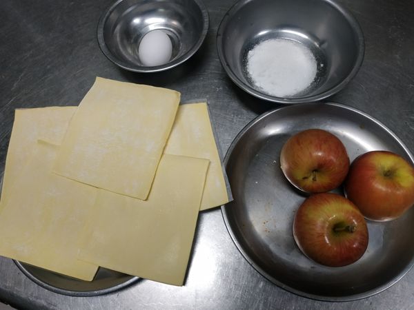 食材準備好(蘋果我事後又多補一顆)
烤箱預熱200度