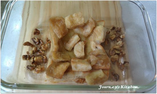 把剩下的楓糖醬跟核桃一起混合。將烤盤取出，把吐司盒、吐司丁翻面（小心烤盤仍舊很燙喔），再加入核桃，放入烤箱續烤約7、8分鐘或依喜好烤至表面金黃即可（注意核桃較易烤焦）。