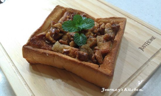 最後把烤好的吐司丁回填到吐司盒子裡，表面再撒上核桃丁，有些單調所以插上薄荷葉裝飾一下，完成。是不是很有下午茶的fu呢?抹上奶油及橄欖油的吐司烤好後也不會覺得油膩，楓糖跟核桃還真是絕配呀～