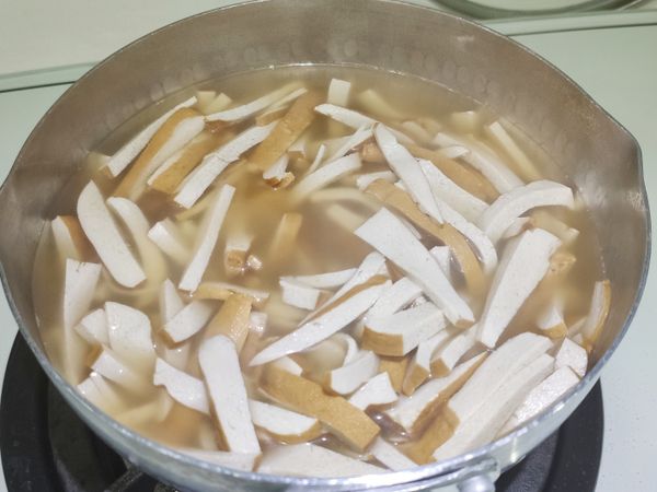 1.豆干切對半,再切絲, 燒熱水加少许醬油後, 放入汆烫後撈出備用。
2. 蒜切未, 辣椒斜切片, 青䓤切未。
3. 肉絲加醃料:酱油3匙、绍興酒2匙、糖少許、蒜未一半,醃10分鐘左右。,