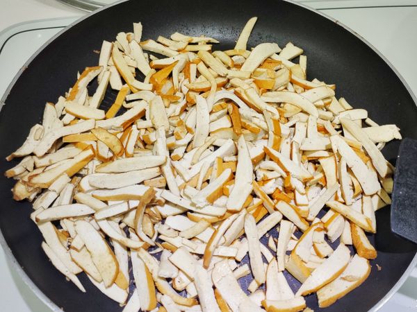 4. 熱油鍋,先將豆干炒恰恰,盛出。