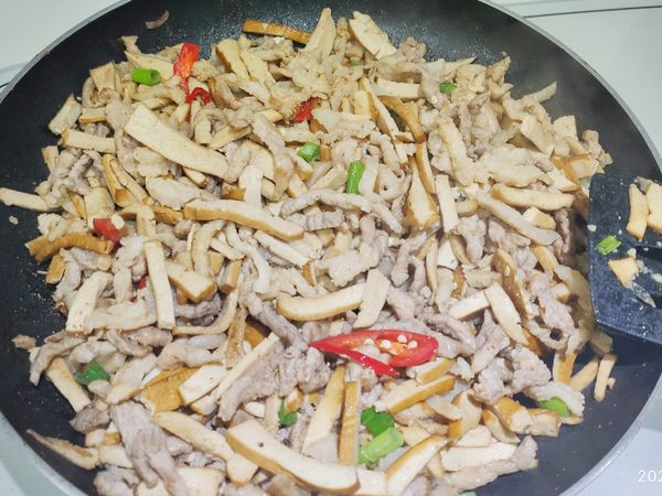 6. 再倒入豆干, 加少許醬油、少許紹興酒、少許糖、鹽炒勻炒乾。
7. 加辣椒、青䓤未炒勻, 起鍋前滴些香油！完成！😋