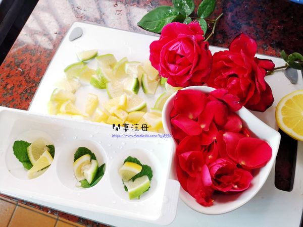 黃、緣檸檬切小塊放入製冰盒裡