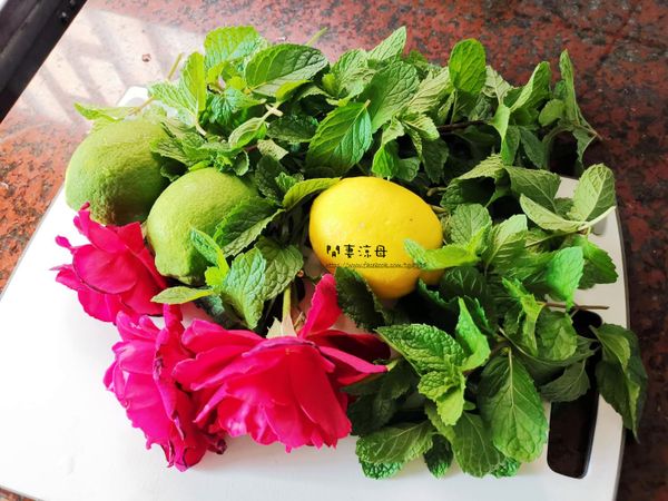 新鮮的薄荷、花瓣剛從花園採下