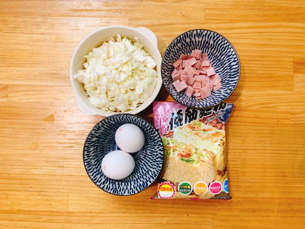 準備食材
將高麗菜、火腿切小塊備用