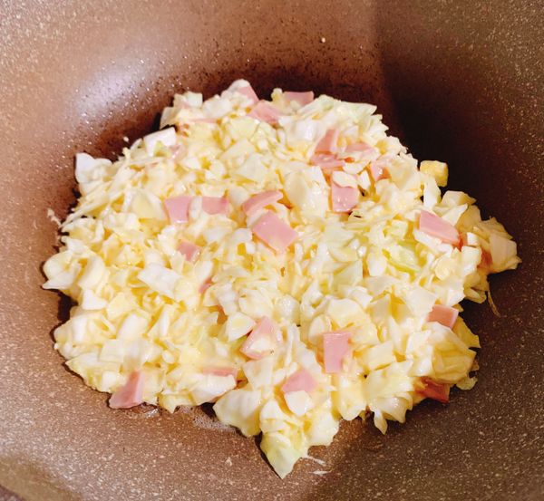 熱鍋倒入一大匙油
將麵糊放入煎至金黃色再翻面

如果麵糊比較厚可蓋上鍋蓋悶一下