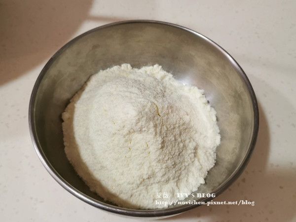 奶粉過篩備用。