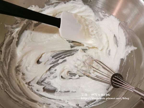 奶油放室溫軟化後先用攪拌器攪拌至膏狀。