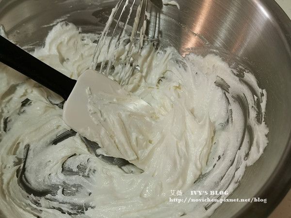 加入糖粉打至鬆發。