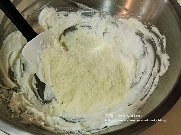 加入奶粉攪拌。一開始會覺得有點乾，無法成型，這是正常的!