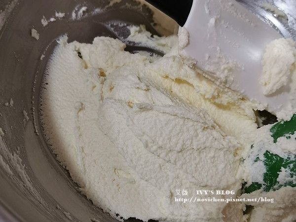 持續攪拌下去，就可以得到均勻綿密的奶酥醬囉!