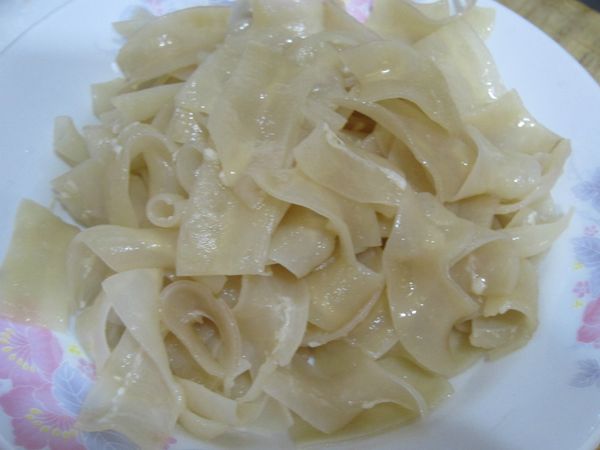 買回處理過的鴨腸洗淨切段整理好。另外用滾水加薑片、一點米酒川燙去腥。