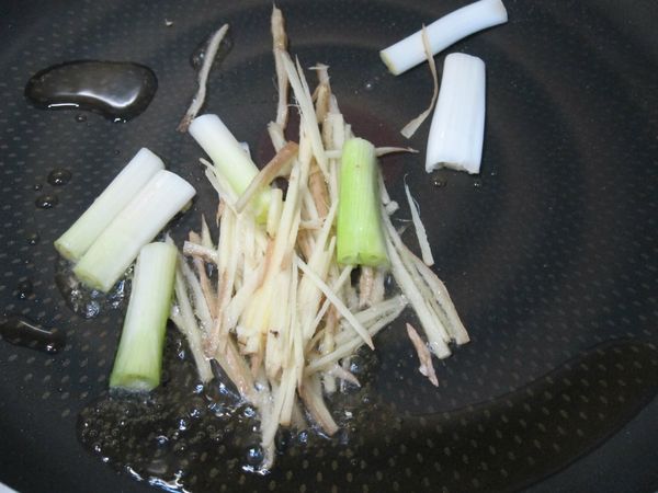 起一匙油鍋燒熱，將薑絲及蔥白爆香。