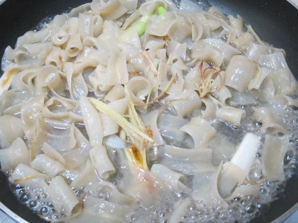 倒入鴨腸及約150ml水分及一大匙味霖並加鹽調味好煮滾。