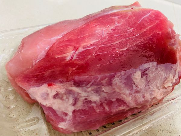 里肌肉逆紋切片，用捶肉棒捶肉片