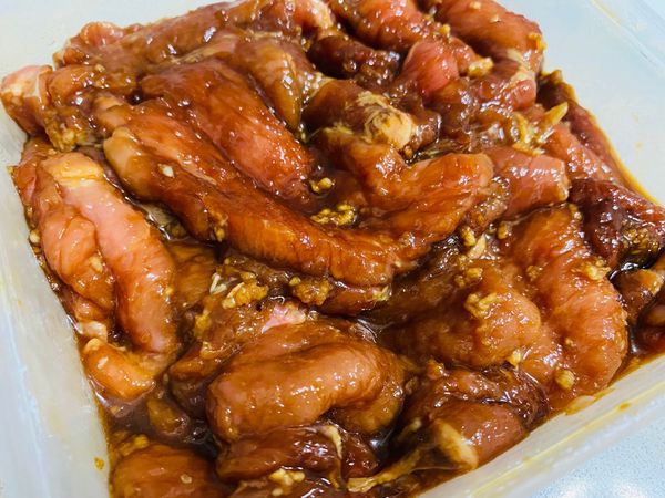 加入蒜末、糖、醬油、酒 太白粉，至少醃4小時，隔夜更好！