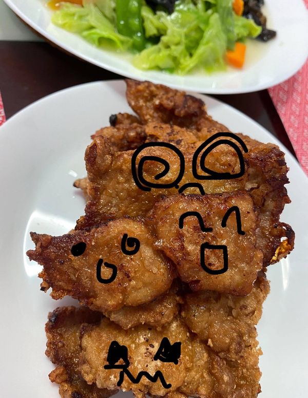 醃好的肉片沾地瓜粉，等5分鐘回潮後半煎炸熟，完成。