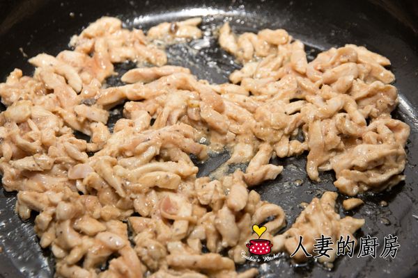 起油鍋，火不要太大，可以先關掉，將醃好的肉絲，入熱油鍋炒至八分熟盛起備用。