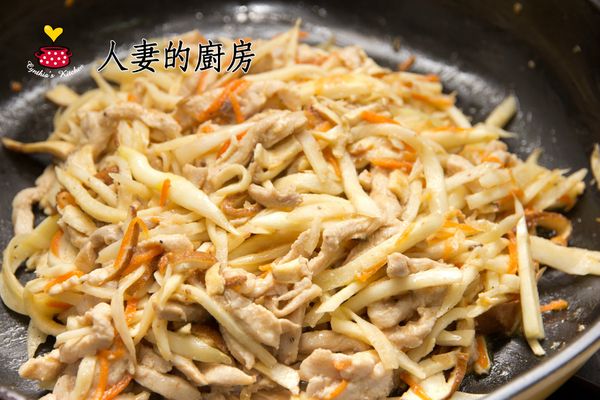 續剛才的油鍋，再加點油，把豆干炒香，然後加入茭白筍（有機的五香的豆干有天然豆香味，看起來像是香菇，也可以改成香菇來炒，也不錯）。