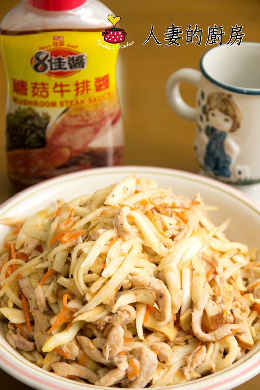 接著把炒過的肉絲及紅蘿蔔絲加入，炒至肉全熟，即可盛盤～