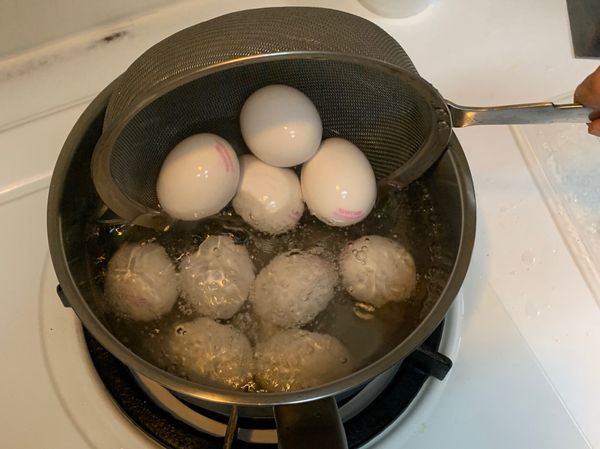 將蛋先放勺子上再一起輕放入滾水中