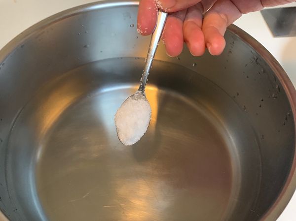 煮蛋的水至少要可以淹過雞蛋，加入3匙鹽巴
（鹽可以讓蛋殼破裂時蛋白可以較快凝固）