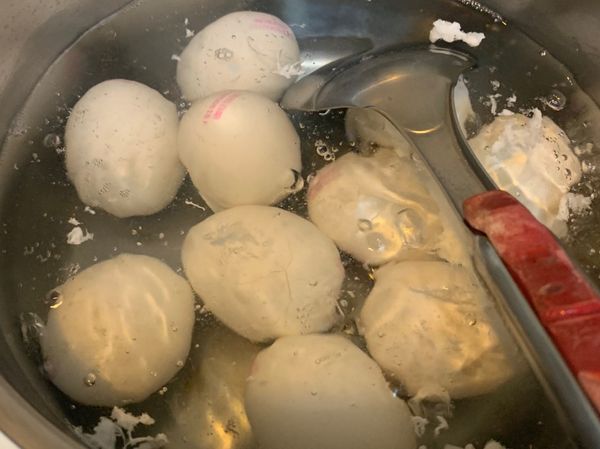 不關火，中火持續煮計時6分10秒