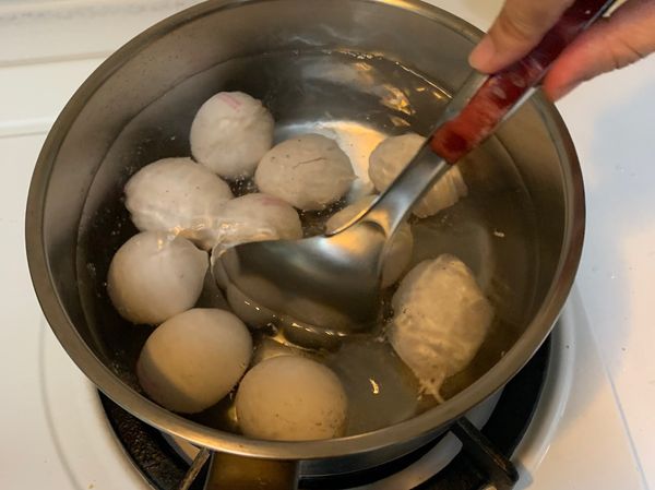 一開始要在但還沒成型時不斷的攪動，讓蛋黃的位置在中間！
（等等剝殼才不會不小心弄破蛋黃）