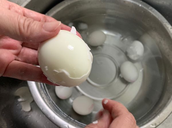 等約30分鐘「完全冷卻」的蛋，表面剝殼會比較光滑