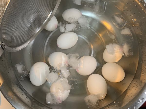 時間一到，馬上把蛋用勺子撈進冰塊水桶中冷卻，
否則蛋的餘溫可能會讓蛋黃全熟