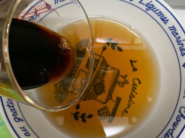 準備一個大碗，放入醬汁
味醂：醬油：水以1 : 2 : 4去做調配
調好後先試味道作調整，不要太鹹，因為之後蛋會一直泡在裡面吸收味道