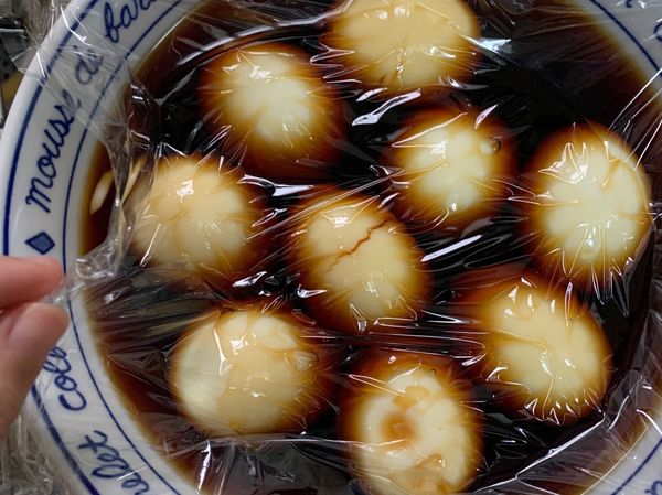 將剝殼好的蛋全部放入，並且鋪保鮮膜壓下去可以碰到醬汁，這樣才不會有一些地方白白的（鋪餐巾紙也可以）
浸製放冰箱約一晚上