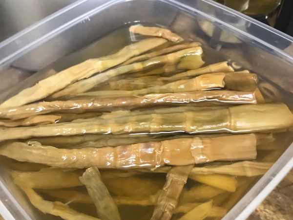 筍乾要泡水一整天，中間要換水好幾次。