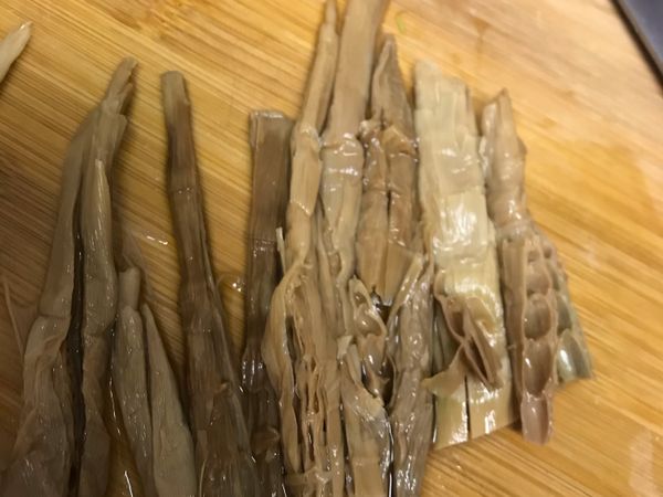 料理前筍乾切段切開，因為筍裡面可能有蟲蟲乾，曾發現過。切完再沖洗一下。