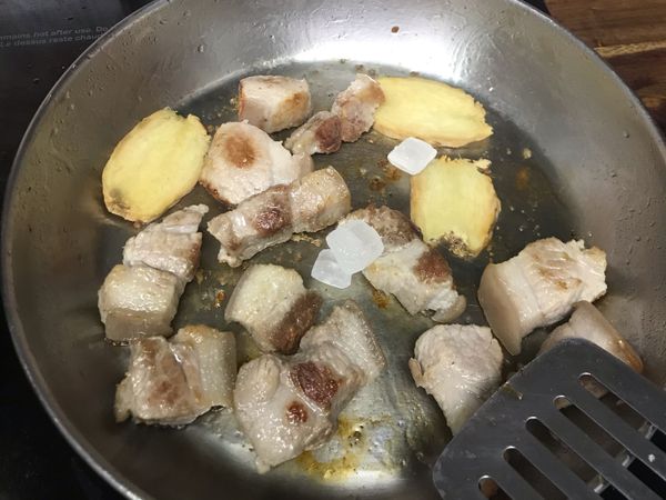 加入一點冰糖，繼續煎。