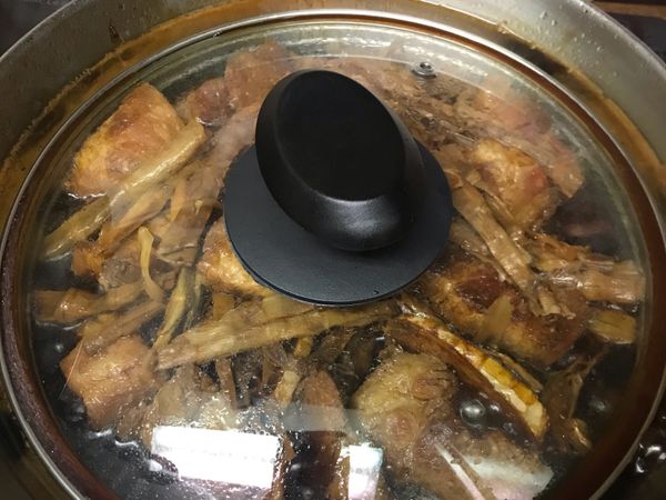 放入筍乾，加入溫開水，水滾後轉小火，慢慢燉煮約45分鐘。