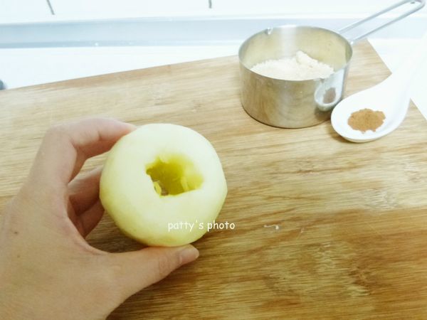 青蘋果削皮去心。